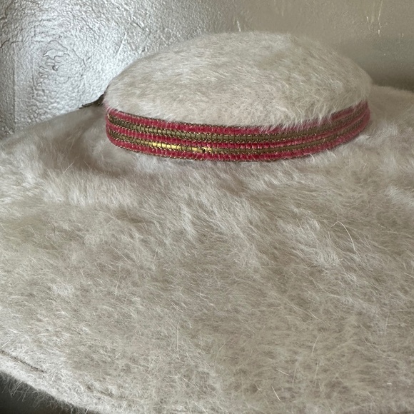 SUPERB 1950\'s IVORY FURRY FELT CART WHEEL HAT + RED/GOLD BAND main image 10